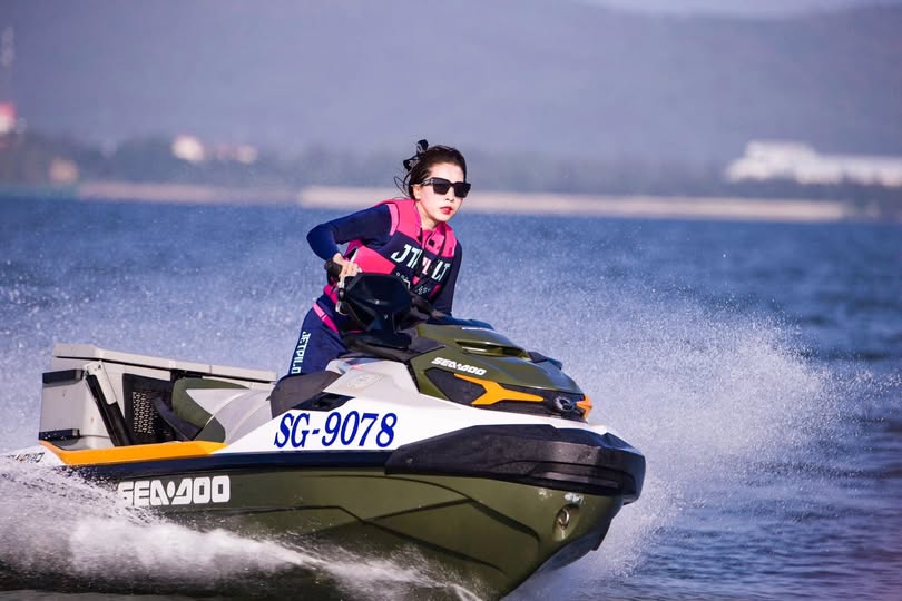 Người hầu gái đỡ cô dậy, cô yếu đuối và bất lực, và đó là khởi đầu cho sự duyên dáng mới của cô.